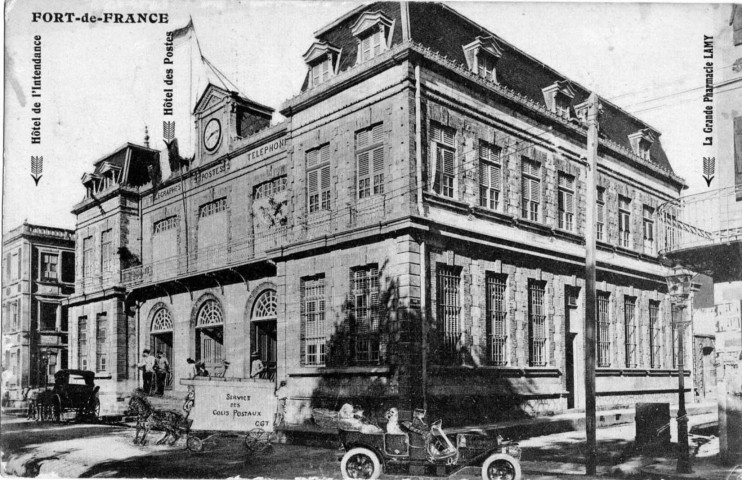 Martinique. Fort de France. L'hôtel de l'intendance, l'hôtel des postes, la grande pharmacie Lamy