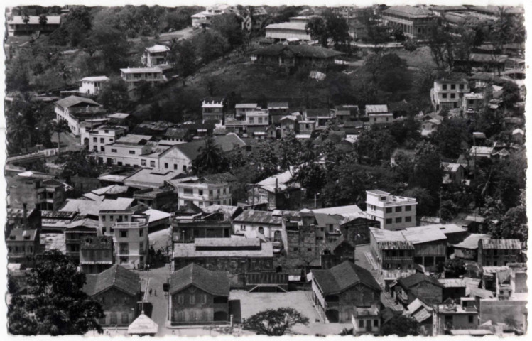 Fort-de-France. L'hôpital civil au premier plan. L'école des Terres-Sainville