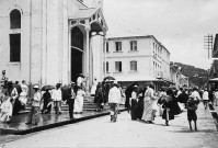 Fort-de-France. Sortie de messe à la cathédrale et vue sur la rue Schoelcher