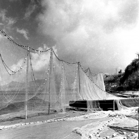 Pêche. entrée des pêcheurs avec leurs prises et entretien du matériel de pêche