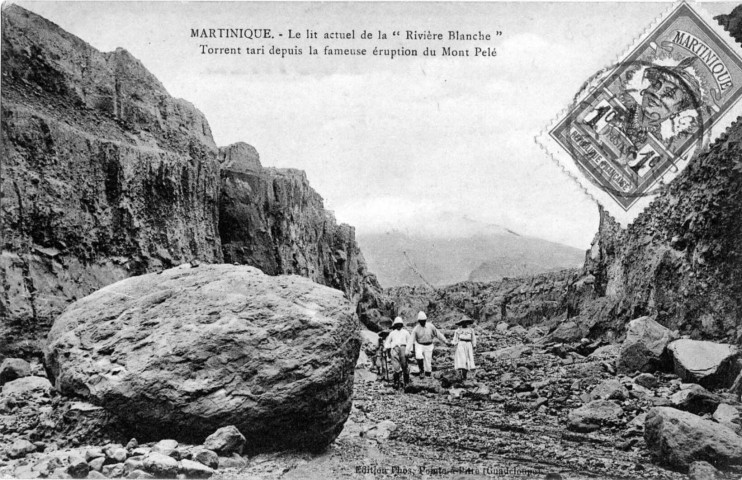 Martinique. Le lit actuel de la Rivière Blanche. Torrent tari depuis la fameuse éruption du Mont Pelé