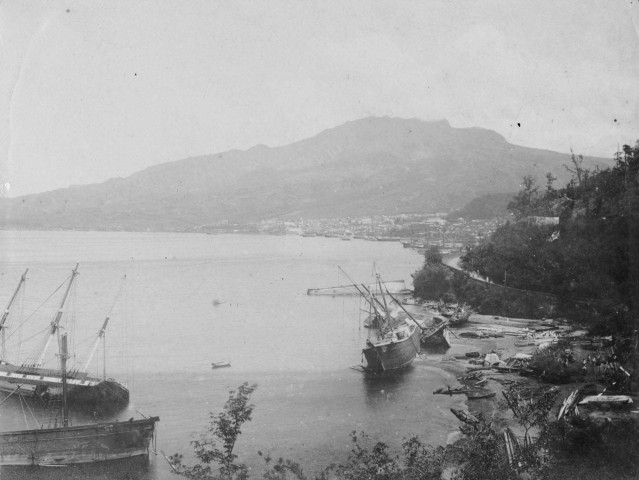 Saint-Pierre. Navires échoués dans la rade après un cyclone