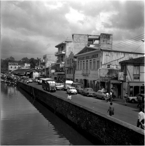 Fort-de-France, centre-ville. paysage urbain et scènes de vie quotidienne près du Canal Levassor