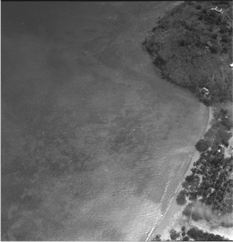 Fort-de-France (port, Floréal), le Lamentin (Z.I. La Lézarde), les Trois-Îles (Anse Mitan, Bakoua, Pointe du Bout), Schoelcher. Technique photographique : vue aérienne