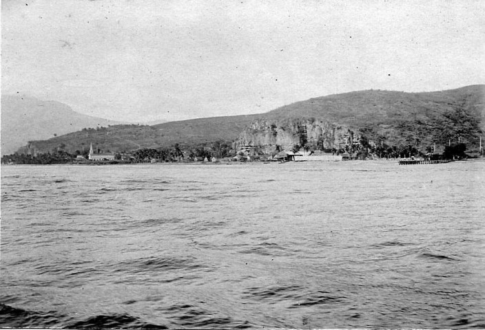 Carbet. Vue de la côte prise depuis l'océan. On aperçoit le clocher de l'église