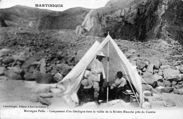 Martinique. Montagne Pelée. Campement d'un géologue dans la vallée de la Rivière Blanche près du cratère