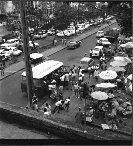 Trois sujets de reportage : sortie d'enfants de l'école Perrinon, un marché du centre-ville, sortie d'un temple évangéliste devant l'arrêt des taxis collectifs de la compagnie T.U.M.A