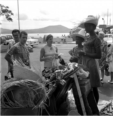 Fort-de-France, marché touristique. Marchande de produits artisanaux pour les touristes au pied de la statue d'Esnambuc près de la Savane