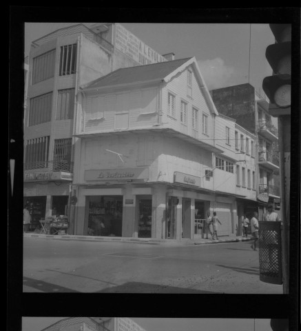 Fort-de-France, centre-ville. scène de vie quotidienne et commerces de proximité dans le quartier dit "Croix-Mission"