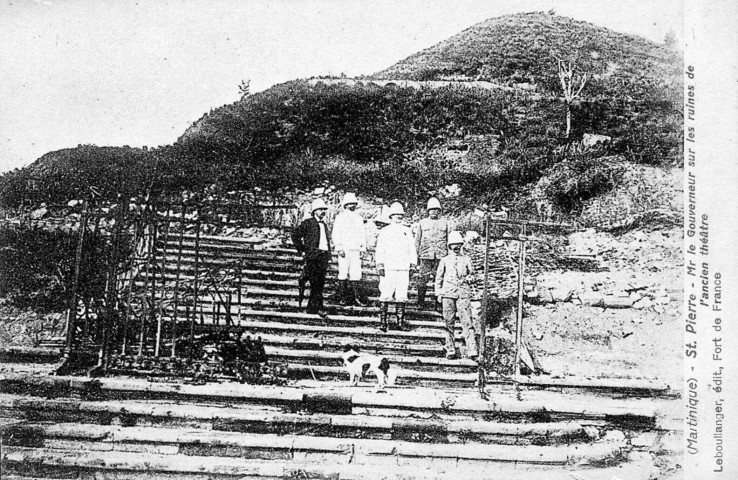 Martinique. Saint-Pierre. Mr le Gouverneur sur les ruines de l'ancien théâtre