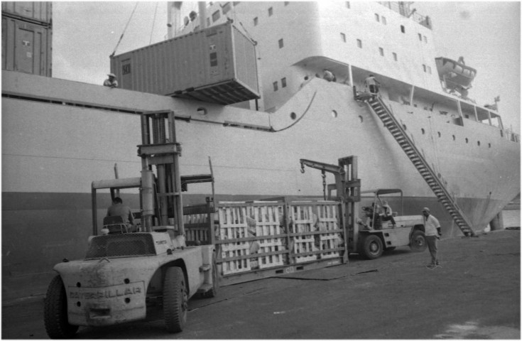 Fort-de-France, port. déchargement de marchandises