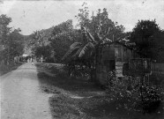 Fort-de-France et ses environs. Petite case en bois recouverte en tôles, en bordure de route