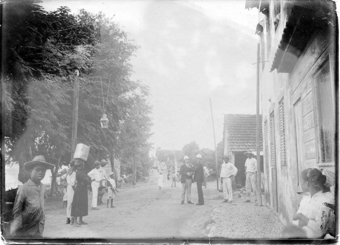 Saint-Pierre. Scène de la vie quotidienne, une rue animée