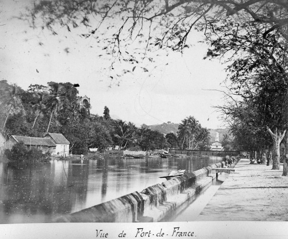 Fort-de-France. Chapelle de l'hôpital militaire et rivière Madame