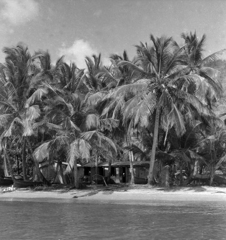 Anses d'Arlets, Grand Anse. Paysage maritime : bateau ; un village