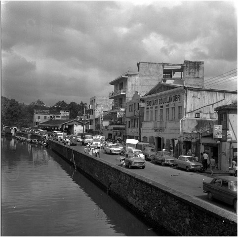 Fort-de-France, centre-ville. paysage urbain et scènes de vie quotidienne près du Canal Levassor