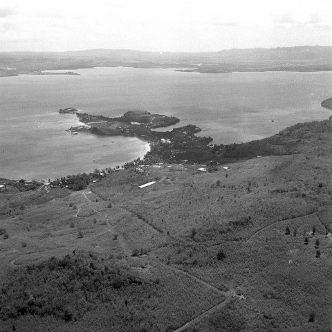 Fort-de-France (port, Floréal), le Lamentin (Z.I. La Lézarde), les Trois-Îles (Anse Mitan, Bakoua, Pointe du Bout), Schoelcher. Technique photographique : vue aérienne