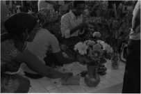 Schoelcher, bourg. scènes de vie quotidienne : visite au cimetière du bourg ; exposition florale