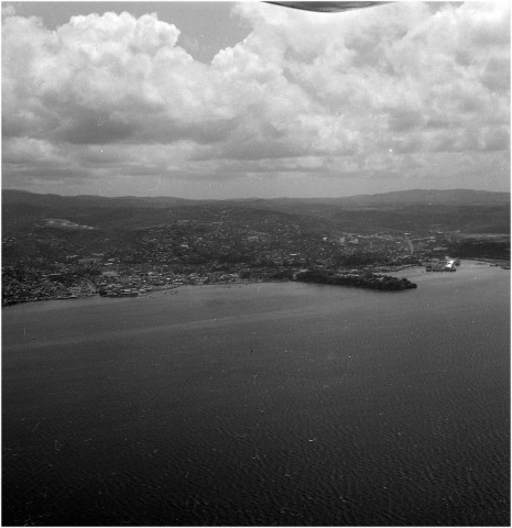 Fort-de-France (port, Floréal), le Lamentin (Z.I. La Lézarde), les Trois-Îles (Anse Mitan, Bakoua, Pointe du Bout), Schoelcher. Technique photographique : vue aérienne