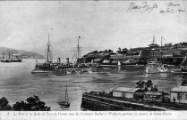 Le Fort et la rade de Fort-de-France avec les croiseurs Suchet et Walkyrie partant au secours de Saint-Pierre