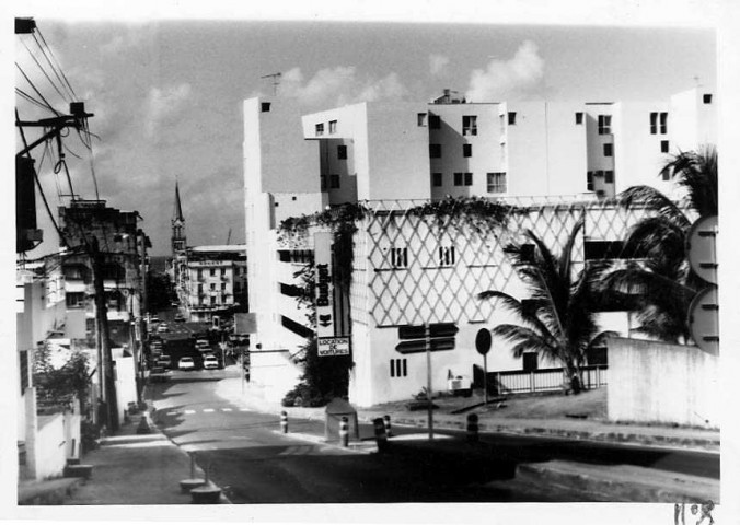 Martinique. Fort-de-France. Rue du Pavé état actuel. A droite le silos à voiture construit sur l'emplacement