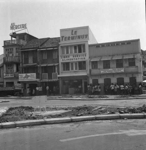 Fort-de-France, centre-ville. scène de vie quotidienne et commerces de proximité dans le quartier dit "Croix-Mission"