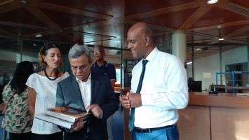 Remise d'ouvrages par Serge Letchimy, président du conseil exécutif de la Collectivité territoriale de Martinique. Photo D. Charles-Sainte-Claire