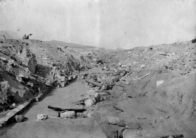 Saint-Pierre. Rue ensevelie sous les décombres et la cendre après l'éruption du 08 mai 1902