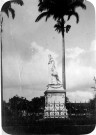 Fort-de-France. Statue de l'impératrice Joséphine, surplombé par de hauts palmiers