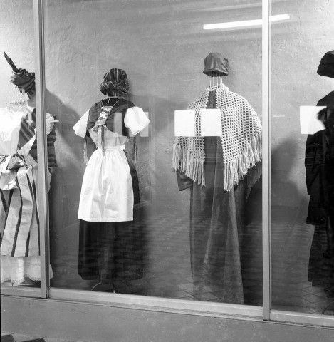 Fort-de-France, Musée départemental de l'Archéologie précolombienne et Préhistoire. salle d'exposition des collections : costumes traditionnels de la femme créole, matériel archéologique