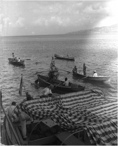 Fort-de-France. opération de sauvetage d'un bateau de touriste en détresse par des marins et pêcheurs locaux