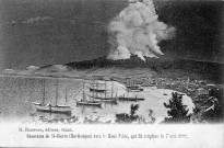 Panorama de Saint-Pierre (Martinique) avec le Mont Pelée, qui fit éruption le 7 mai 1902