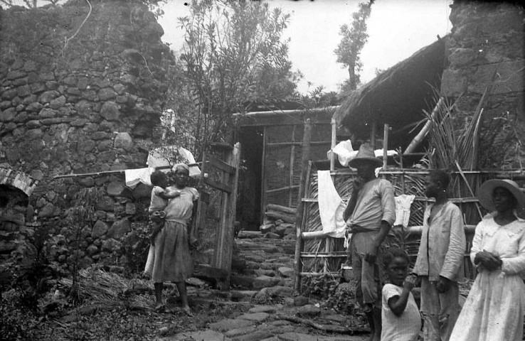 Bellefontaine. Famille ayant installée leur petite case dans les ruines d'une ancienne sucrerie