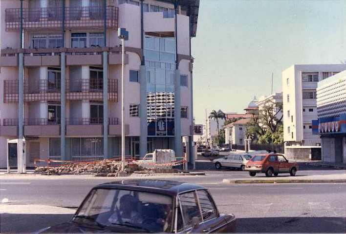 Martinique. Fort-de-France. Immeuble actuel de la caisse d'épargne angle du boulevard du Général de Gaulle e