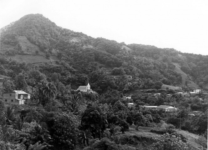 Fonds-Saint-Denis : vue générale du bourg