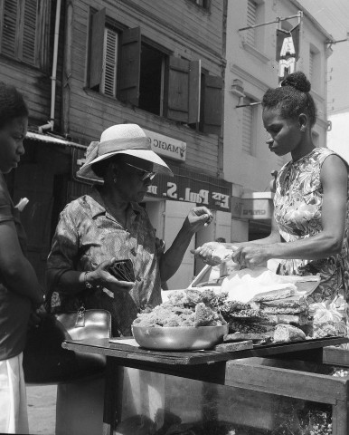 Fort-de-France, centre-ville. commerces dans les rues foyalaises