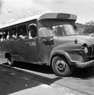 Fort-de-France, centre-ville. scènes de vie quotidienne : passagers attendant le bus ; rue et ses caniveaux