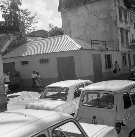 Fort-de-France, centre-ville. scène de vie quotidienne et commerces de proximité dans le quartier dit "Croix-Mission"