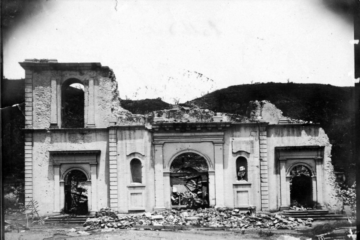 Saint-Pierre. Ruines de la cathédrale après l'éruption du 8 mai