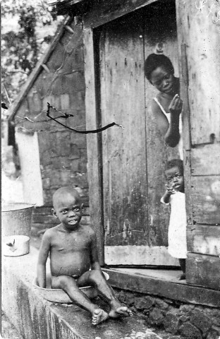 Fort-de-France. En flânant [Toilette matinale des enfants]