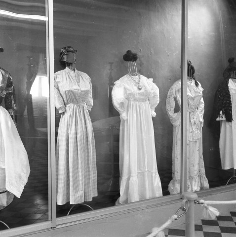 Fort-de-France, Musée départemental de l'Archéologie précolombienne et Préhistoire. salle d'exposition des collections : costumes traditionnels de la femme créole, matériel archéologique