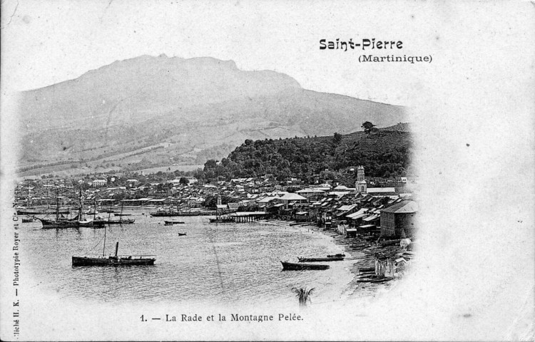 Saint-Pierre (Martinique). La rade et la montagne Pelée
