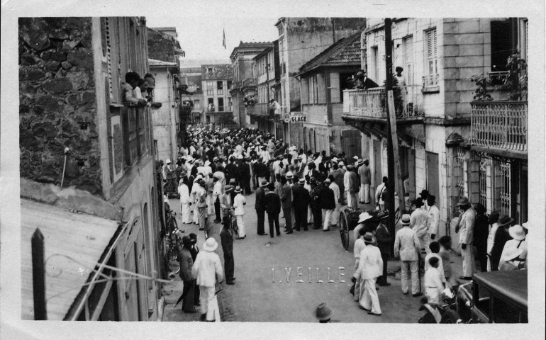 Fort-de-France. Importante foule rassemblée dans une rue attendant le passage de Henry Lémery