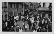 Fort-de-France. Importante foule rassemblée dans une rue attendant le passage de Henry Lémery