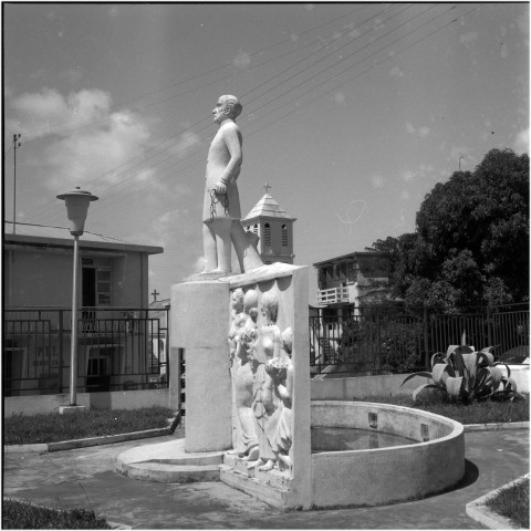 Schoelcher, bourg. Statue commémorative à la mémoire de Victor Schoelcher et de l'abolition de l'esclavage ; paysages urbain et balnéaire