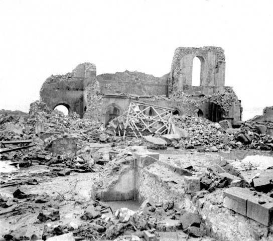 Saint-Pierre. Façade de la cathédrale après l'éruption du 08 mai 1902