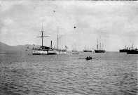 Fort-de-France. Vue de la baie. En rade on distingue le bateau à roues le Jouffroy, à droite le Jurien de