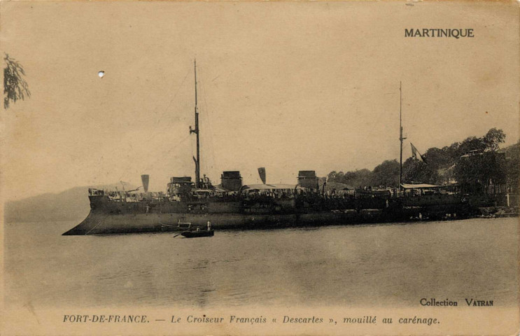 Martinique. Fort-de-France. Le Croiseur français Descartes, mouillé au carénage