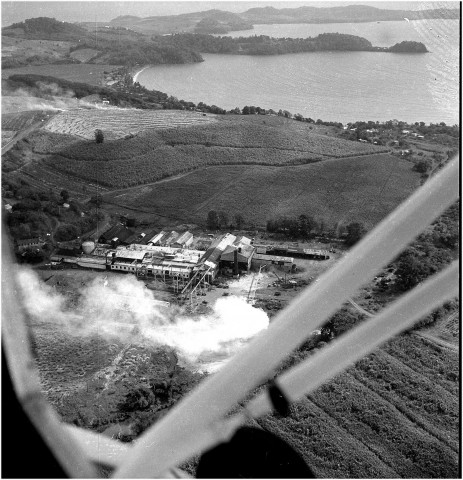 Fort-de-France (Volga, Cimenterie), le Lamentin (la Lézarde). Technique photographique : vue aérienne sur les paysages agricoles et quartiers de logements collectifs