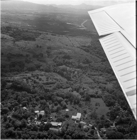 Le Lamentin (la Lézarde, Gondeau). Technique photographique : vue aérienne sur les paysages agricoles et quartiers de logements collectifs